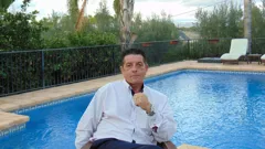 Bargain-Loving Brits in the Sun